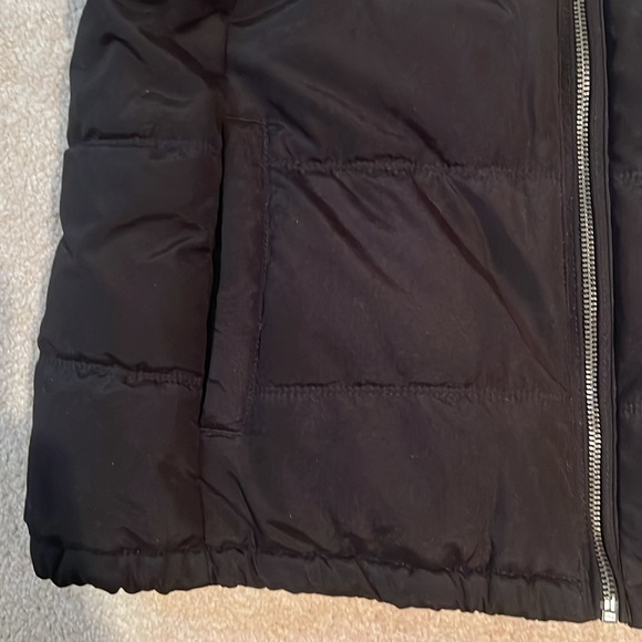 Old navy black medium puffer vest - Picture 3 of 3